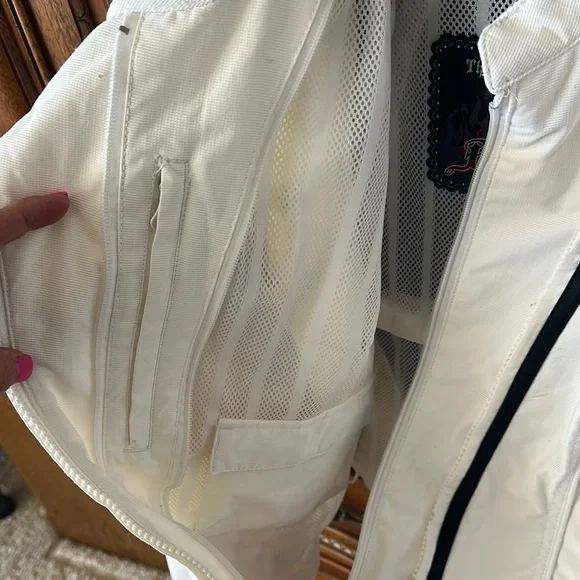 Stylish White Jacket with Black Accents - Picture 8 of 12